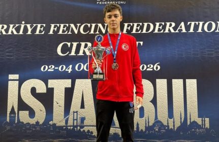 ÖĞRENCİMİZ POYRAZ EFE ÇALGIN'DAN ESKRİM BAŞARISI