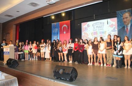 LİSELERİMİZDE GELENEKSEL KOSTÜM YARIŞMASI COŞKU...